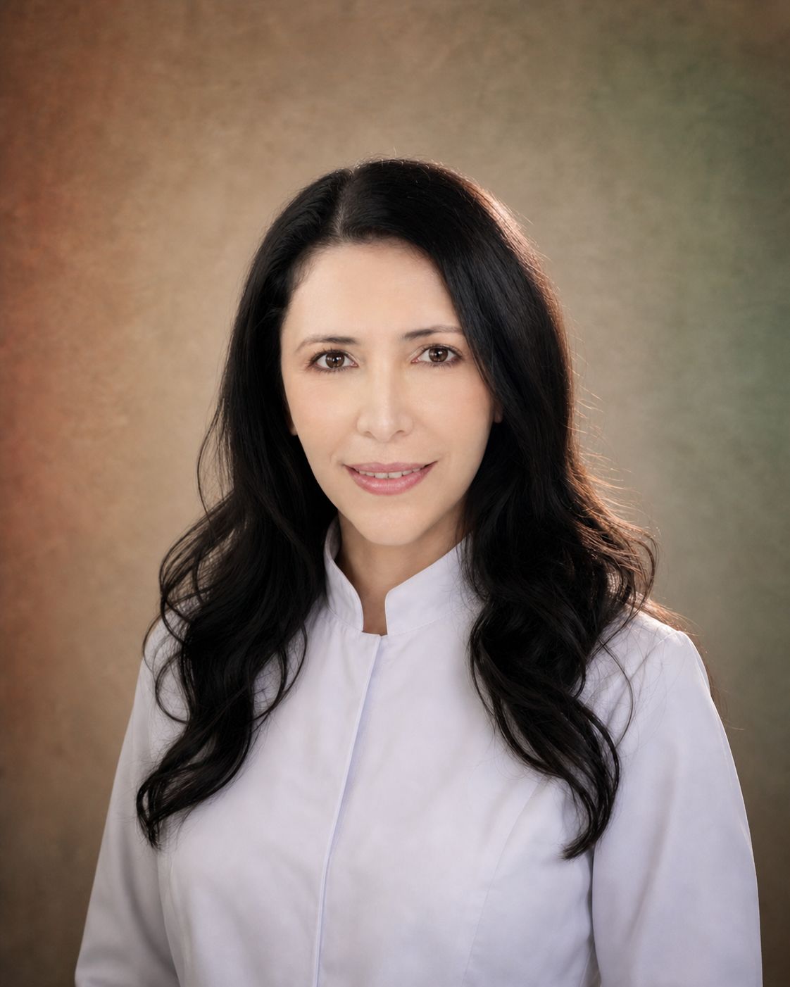 Retrato de la Dra. Lorena Re con chaqueta blanca.